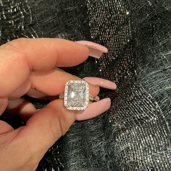 Large Sterling silver Cubic Zerconia ring. - Picture 7 of 8